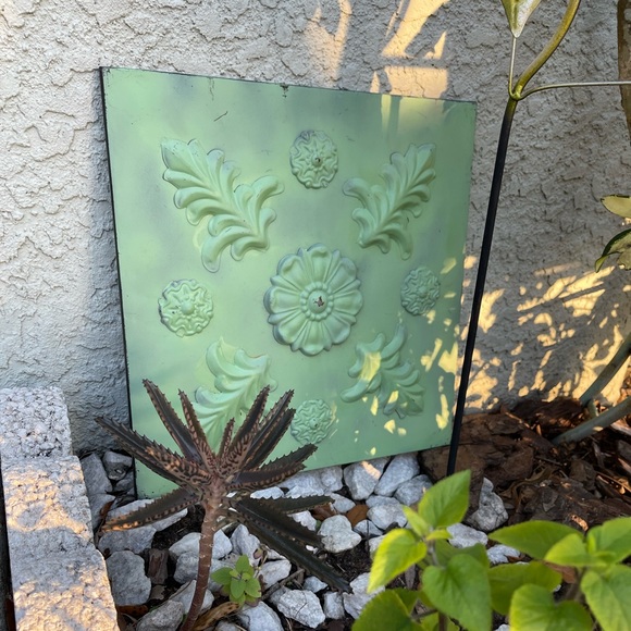 (1) Vintage Metal Decor - Picture 2 of 5